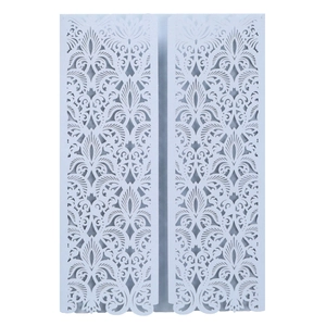 Détail de l'invitation de mariage découpée au laser blanc avec motifs floraux ajourés