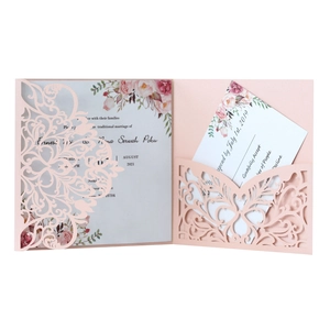 Detail der rosa schimmernden Laser-Cut Hochzeitseinladung mit eleganten Blumenmustern