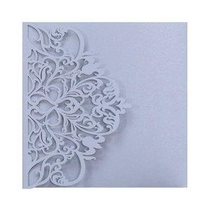Detailansicht der lasergeschnittenen Spitze auf perlglänzender Hochzeitseinladung