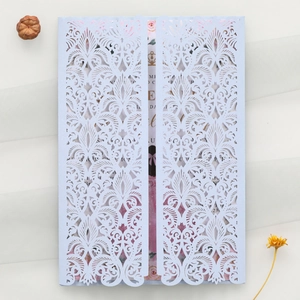 Détail de l'invitation de mariage découpée au laser avec motif lavande et carte florale