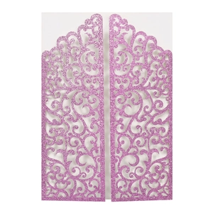 Détail de l'invitation de mariage rose pailleté avec découpe laser et motifs ajourés
