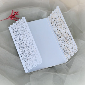 Détail d'une invitation de mariage bleu clair découpée au laser avec motifs floraux
