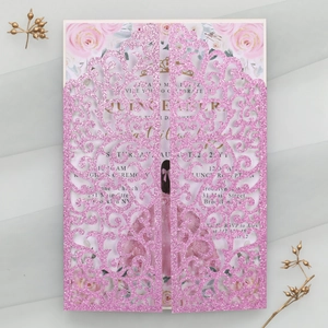 Détail de l'invitation découpée au laser en paillettes roses avec motif floral chic