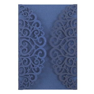 Détail du motif de cœur découpé au laser sur papier nacré bleu marine pour invitation