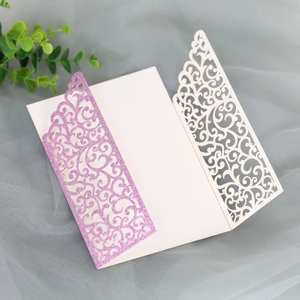 Détail de l'invitation de mariage violette pailletée avec découpe laser et carte ivoire