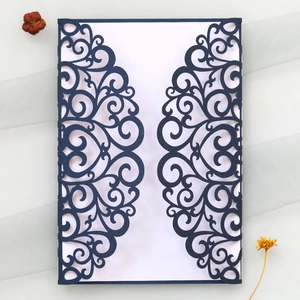 Détail de l'invitation de mariage bleu marine découpée au laser avec motifs floraux