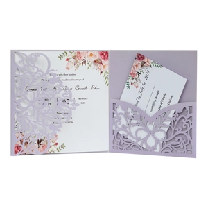 Detailansicht der lasergeschnittenen lavendelfarbenen Hochzeitseinladung mit Blumenkarte