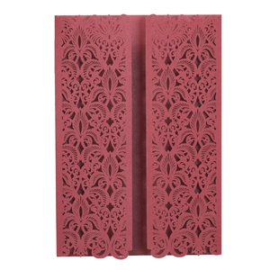 Détail de l'invitation de mariage rouge découpée au laser avec motifs de fleurs complexes