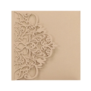 Detailliertes lasergraviertes Blumenmuster auf Champagner-Perlpapier-Einladungskarte