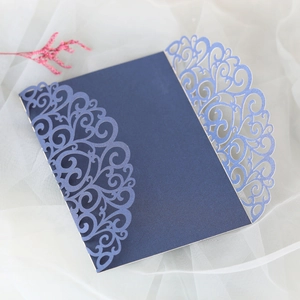 Détail d'invitation de mariage bleu marine découpée au laser avec motif floral élégant