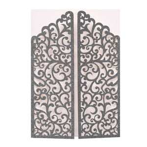 Invitation de mariage découpée au laser avec finition pailletée gris foncé et motifs floraux