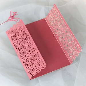 Détail motif floral découpé au laser sur élégante carte d'invitation mariage bordeaux