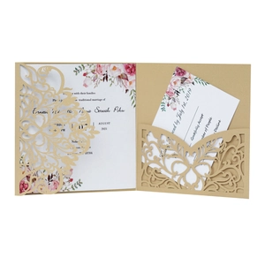 Goldene Laserschnitt Hochzeitseinladung mit Blumendesign und RSVP-Karte auf Weiß