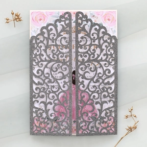 Détail de l'invitation de mariage pailletée argentée avec motif floral découpé au laser
