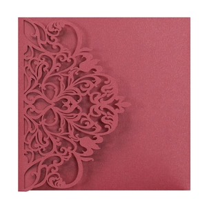 Detail des lasergeschnittenen Blumenmusters auf weinroter Hochzeitseinladung