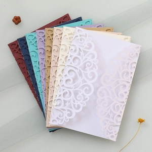Détails de faire-part découpés au laser en huit couleurs avec motifs de vigne élégants