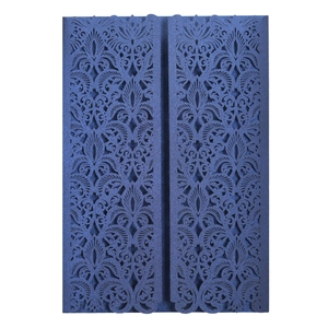 Détail de l'invitation de mariage bleu foncé découpée au laser avec motif floral évidé