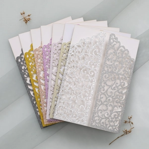 Vue détaillée en éventail des invitations de mariage découpées au laser en couleurs variées
