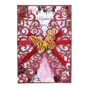 Invitation mariage laser bordeaux élégante avec papillon doré et ruban de satin rouge