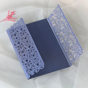 Détails macro des motifs floraux découpés au laser sur une invitation bleu marine
