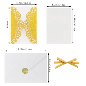 Détails de l'invitation découpée au laser pailleté or avec enveloppe et ruban