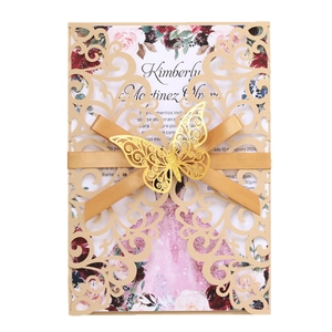Élégante carte d'invitation découpée au laser or champagne avec motif fleuri et ruban