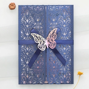 Détail de l'invitation de mariage bleu marine découpée au laser avec ruban et papillon