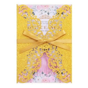 Invitation de mariage découpée au laser en paillettes dorées avec ruban et fleurs