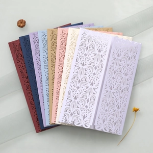 Détails macro des motifs floraux découpés au laser sur invitations de mariage nacrées