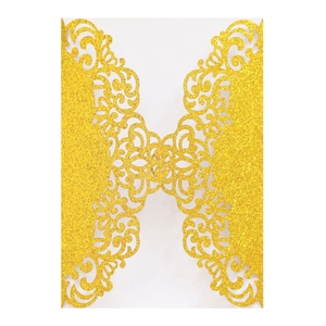 Détail de l'invitation de mariage en paillettes or champagne découpée au laser avec fleurs