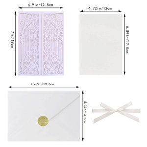 Faire-part de mariage violet découpé au laser avec ruban et dimensions détaillées