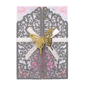 Invitation de mariage découpée au laser avec paillettes argentées et papillon doré chic