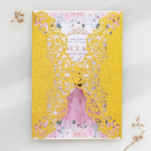 Détail de l'invitation découpée au laser en paillettes dorées avec doublure florale rose