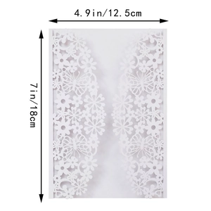 Détail de l'invitation de mariage découpée au laser avec fleurs et papillons, 12.5x18cm