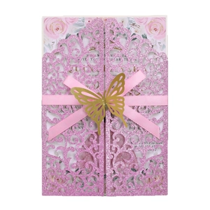 Invitation mariage rose découpée au laser avec papillon doré brillant et ruban chic