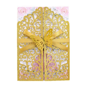 Faire-part de mariage découpé au laser avec papier doré pailleté et décorations papillon