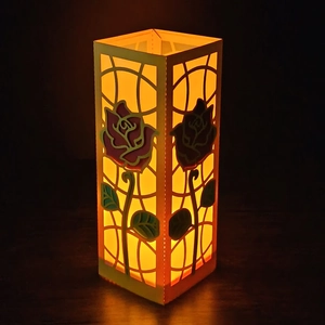 Lanterna decorativa a rosa rossa con intaglio e luce LED gialla calda per eventi