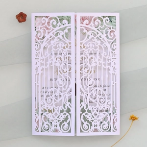 Vue détaillée de l'invitation de mariage découpée au laser avec pliage porte et fleurs