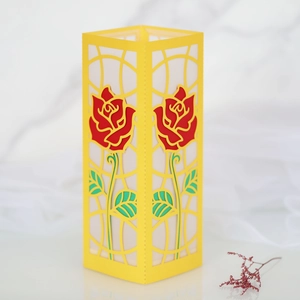 Paralume in carta intagliata al laser con rose rosse e cornice gialla per candele