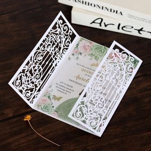 Invitation de mariage découpée au laser avec motifs dentelle et détails floraux