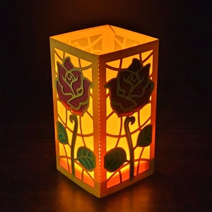 Paralume in carta rosa intagliato al laser con candela LED per decorazioni festive