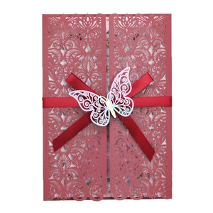 Invitation de mariage rouge découpée au laser avec motifs floraux et papillon arc-en-ciel