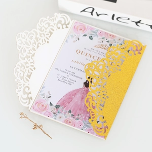 Détail d'invitation de mariage découpée au laser avec carte florale et bordure dorée