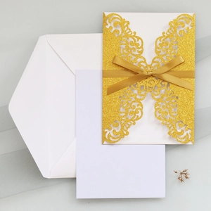 Détail macro de l'invitation de mariage découpée au laser avec ruban et carte blanche