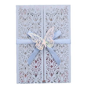 Invitation de mariage bleu clair découpée au laser avec papillon et ruban satin