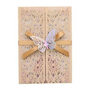 Invitation mariage dorée découpée au laser avec papillon bleu et ruban en soie