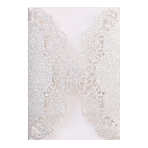 Détails de l'invitation découpée au laser en paillettes argentées à motifs floraux