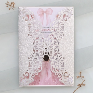 Détail d'invitation argentée découpée au laser avec illustration de robe pour Quinceañera