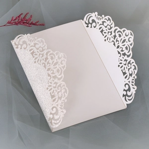 Détails de découpe laser à motifs de vigne sur carte d'invitation dorée pailletée
