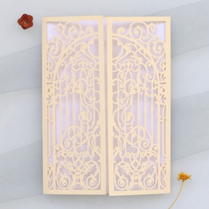 Détails de découpe laser baroque sur faire-part de mariage de style porte pliée